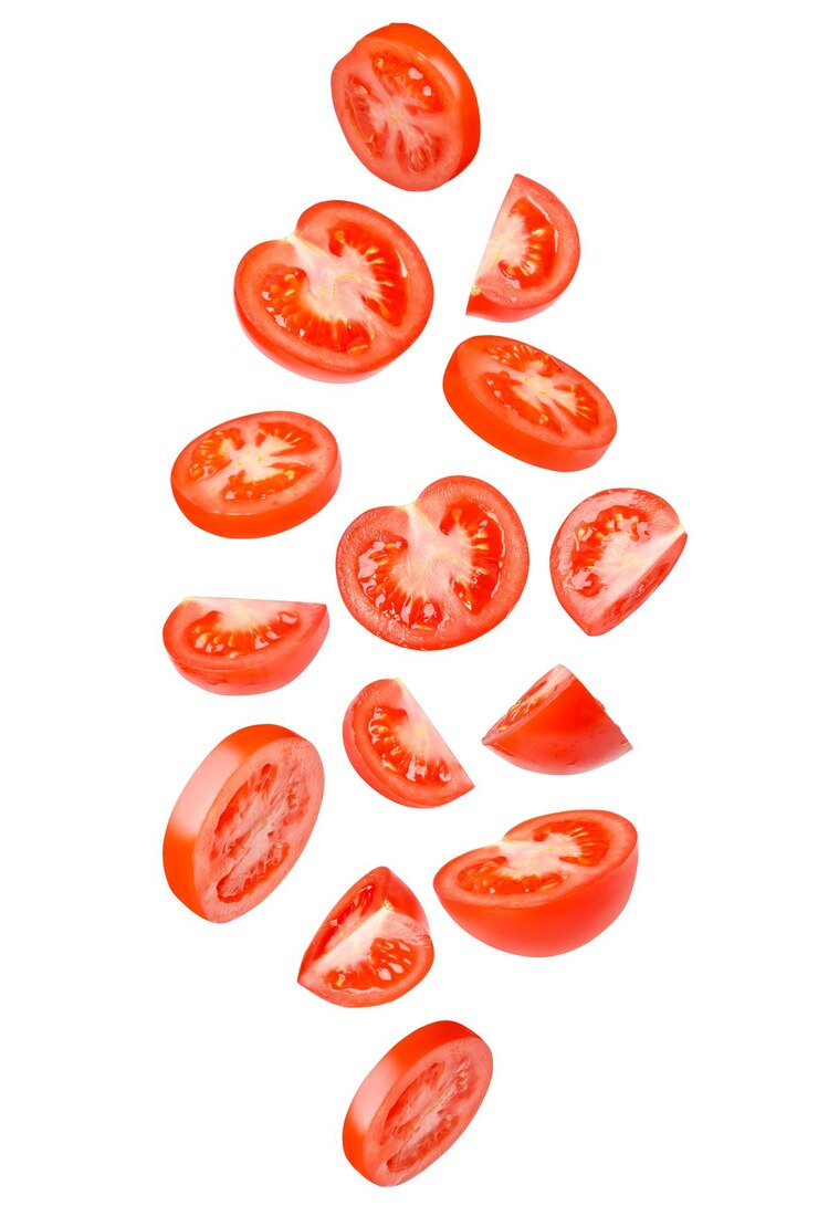 Pomodori volanti tagliati in forme diverse Pomodori pomodori tagliati pomodori freschi Isolati