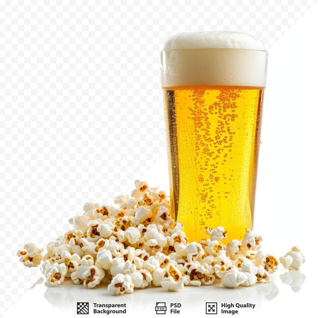 PSD popcorn e um copo de cerveja leve isolados em branco