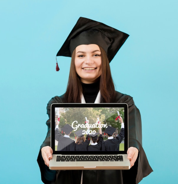Porträt des Studenten, der Laptop mit Modell hält