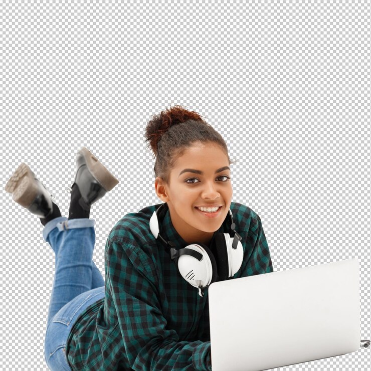 PSD porträt einer jungen afrikanischen frau mit laptop auf weiß