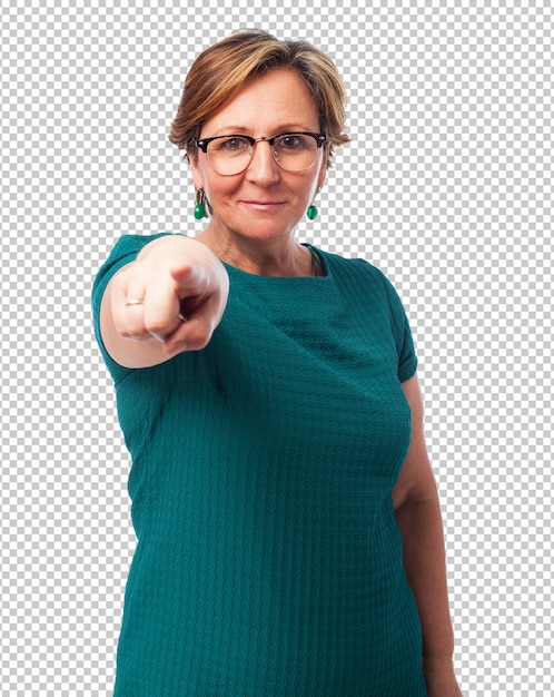Porträt einer reifen Frau, die auf Front zeigt