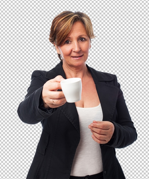Porträt einer reifen geschäftsfrau, die eine kaffeetasse anbietet