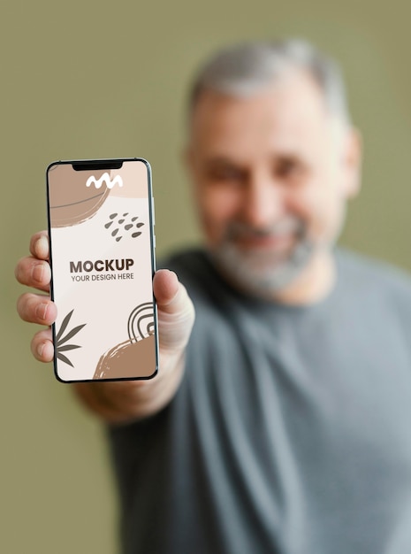 PSD porträt eines mannes, der ein smartphone-modell hält