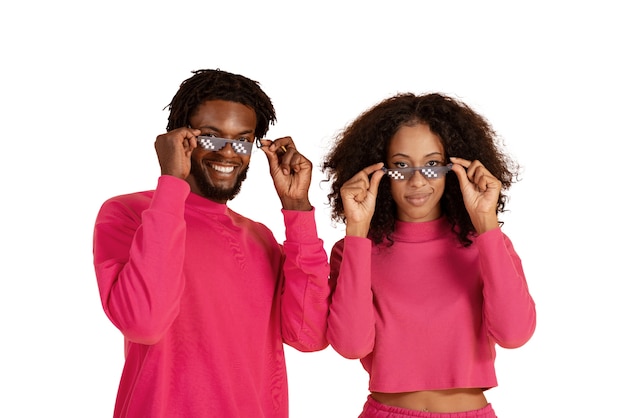 Porträt eines verliebten Paares in Rosa
