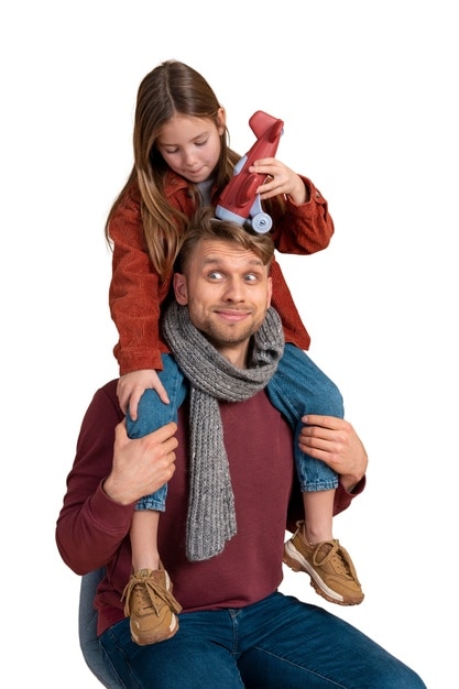 Porträt von Vater und Tochter, die vor der Reise mit Spielzeugflugzeug spielen