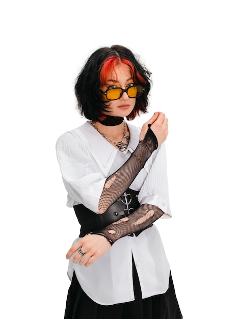 Portrait d'adolescent avec des vêtements noirs de style gothique