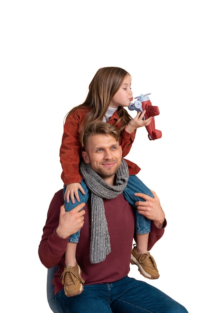 PSD portrait du père et de la fille jouant avec un avion jouet avant de voyager