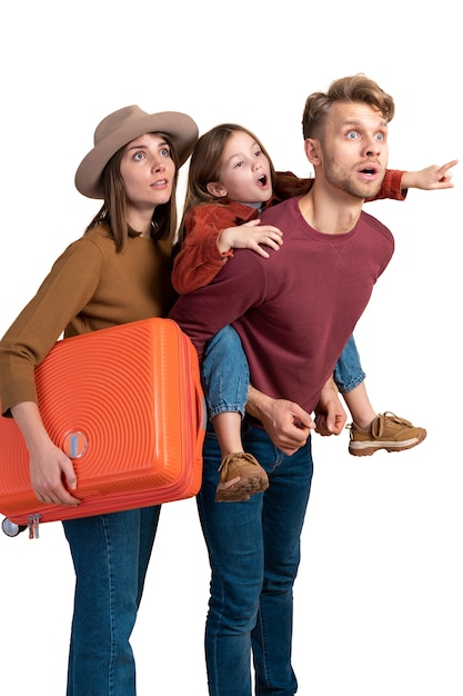 Portrait de famille avec fille prête pour un voyage de vacances