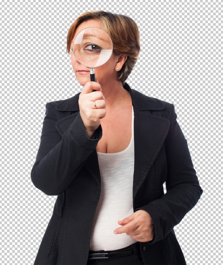 PSD portrait d'une femme d'affaire mature regardant à travers une loupe