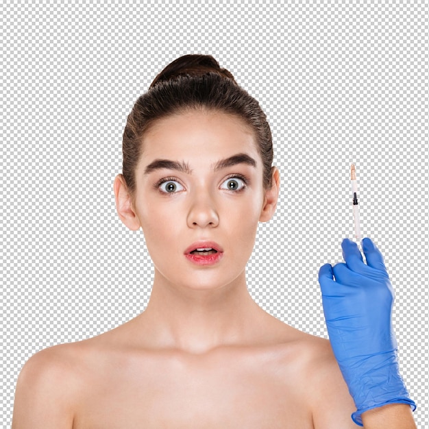 Portrait d'une femme excitée ou effrayée se préparant à recevoir des injections d'acide hyaluronique dans le visage lors d'un traitement de soins de la peau en clinique