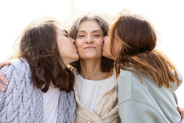 PSD portrait de fille embrassant maman sur la joue