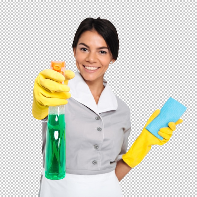 Portrait en gros plan d'une femme de ménage professionnelle en uniforme et gants en caoutchouc jaune qui vous pulvérise le nettoyant