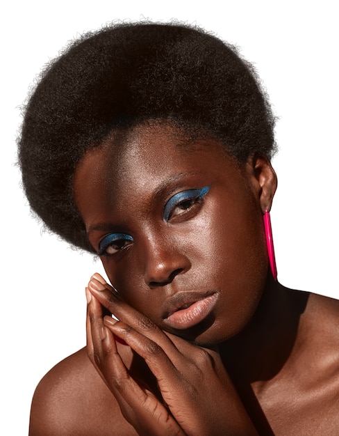 Portrait en gros plan d'une femme noire isolée