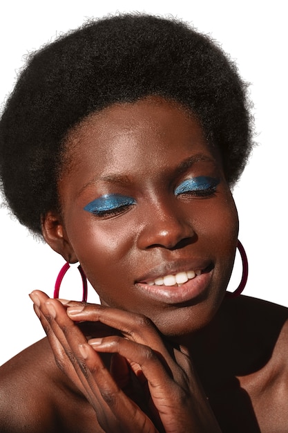 Portrait en gros plan d'une femme noire isolée