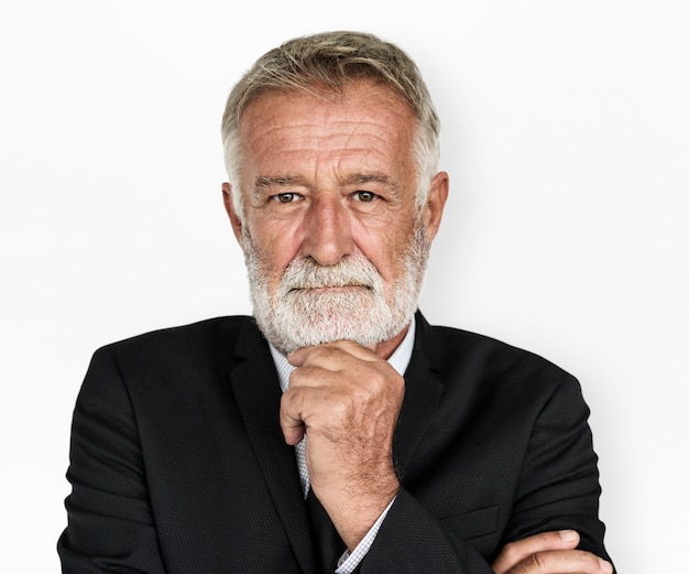 Portrait d'un homme sérieux en studio