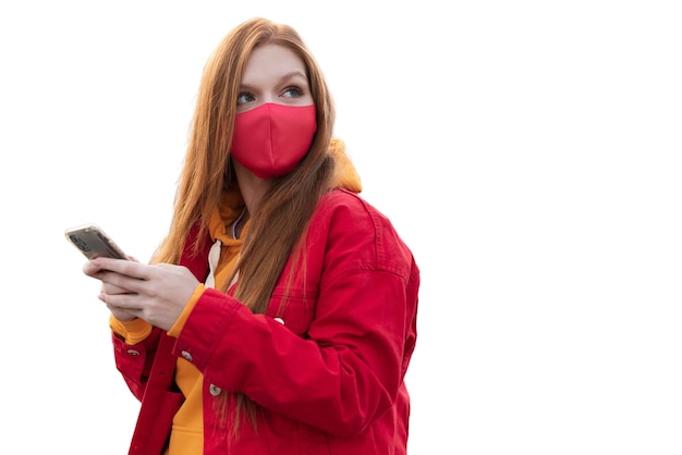 PSD portrait de jeune adolescente avec smartphone