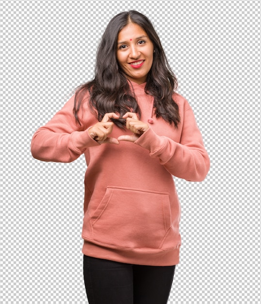 PSD portrait de jeune femme indienne fitness faisant un coeur avec les mains, exprimant le concept d'amour et d'amitié, heureuse et souriante