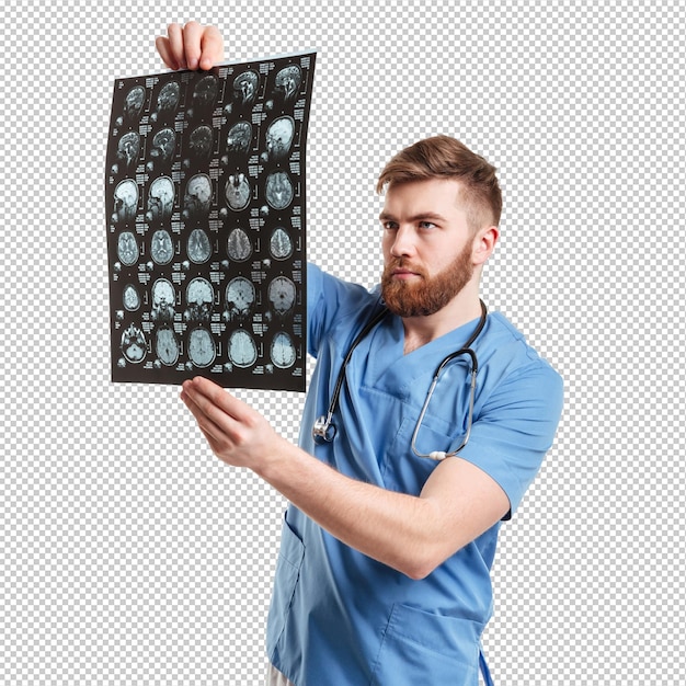 Portrait d'un jeune médecin analysant une tomographie.