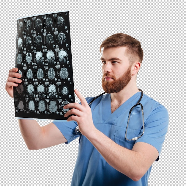 Portrait d'un jeune médecin analysant une tomographie.