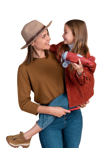 Portrait de mère et fille avec avion jouet pour voyager