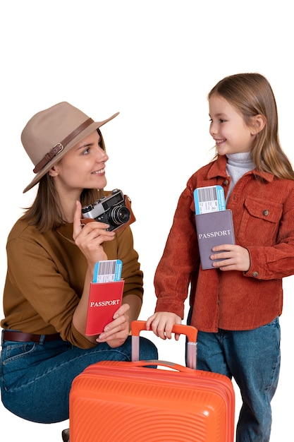 PSD portrait de mère et fille se préparant pour un voyage ensemble