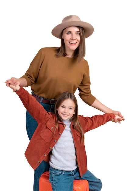 PSD portrait de mère et fille se préparant pour un voyage ensemble