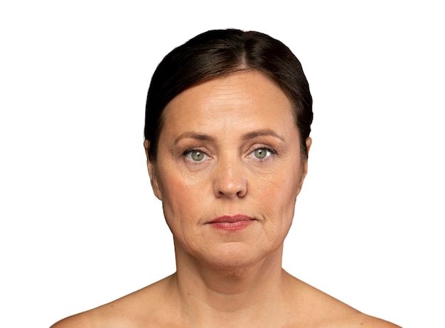 Portrait of senior woman avec maquillage naturel et peau claire