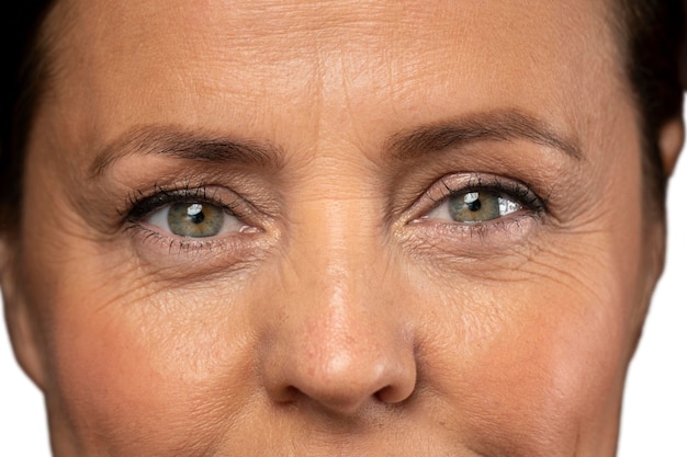 Portrait of senior woman avec maquillage naturel et peau claire