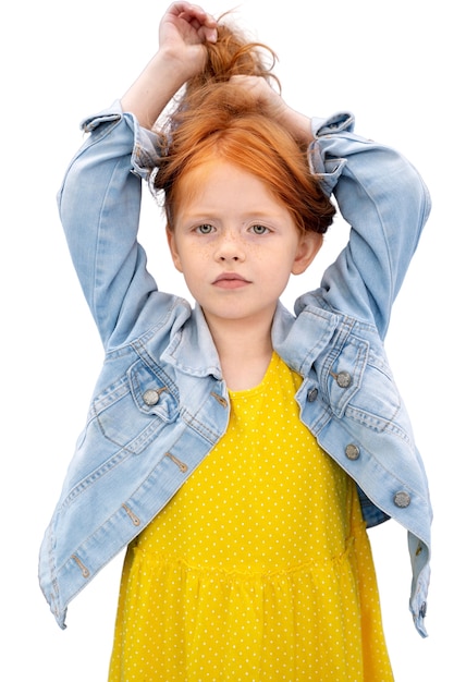 Portrait en studio d'adorable jeune fille