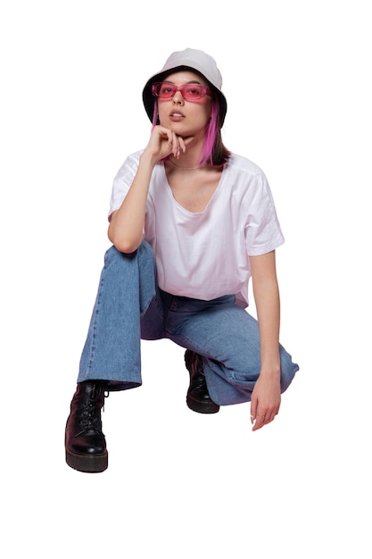 Portrait en studio de jeune adolescente avec chapeau de seau et lunettes de soleil
