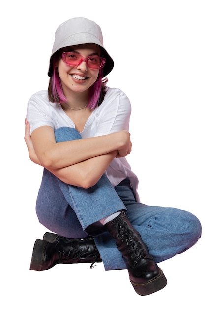 Portrait en studio de jeune adolescente avec chapeau de seau et lunettes de soleil