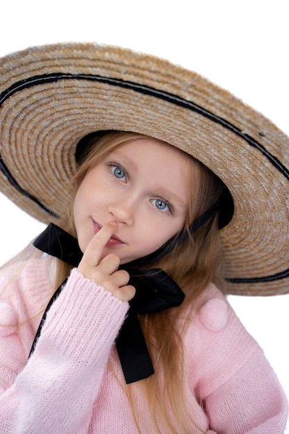 Portrait en studio de jeune fille au chapeau de paille