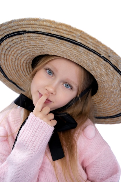 PSD portrait en studio de jeune fille au chapeau de paille