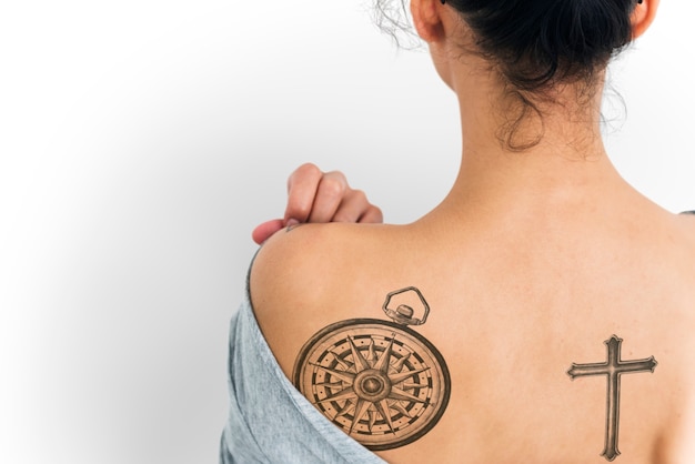 PSD portrait de vue arrière d'une femme avec un tatouage