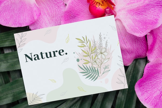 Positive Mitteilung auf Karte neben Blumen