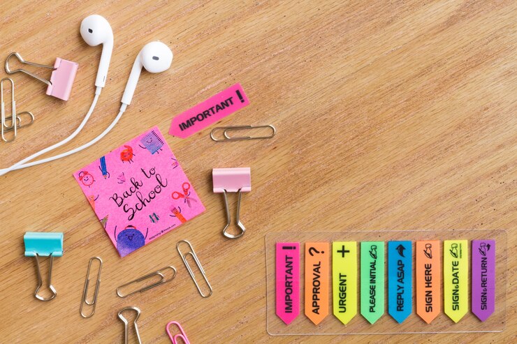 PSD post-it inspirado com elementos coloridos