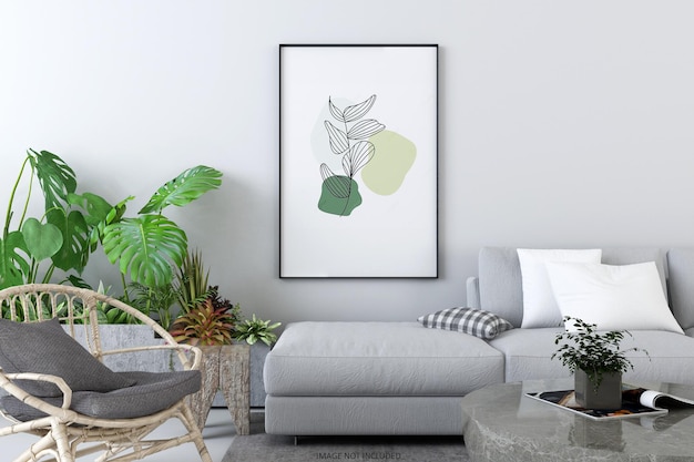 Poster mit Rahmen auf leerer weißer Wand im Wohnzimmer