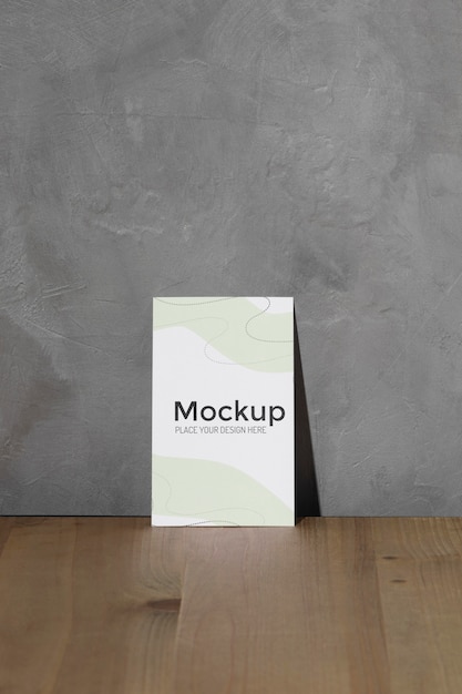 Poster mockup appoggiato al muro