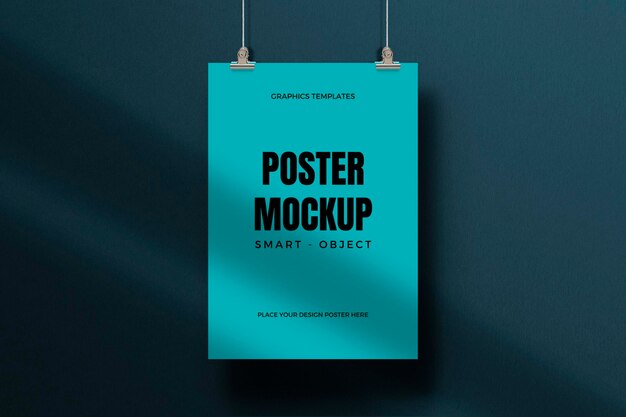 Poster-mockup, das vor einem minimalistischen einfarbigen hintergrund hängt