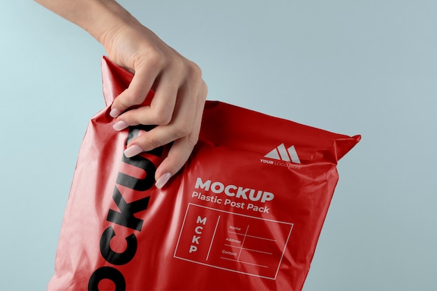 Postpack-Mockup aus Kunststoff in Händen gehalten