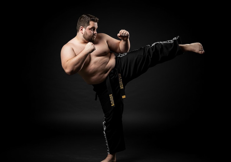 PSD el practicante de karate en acción pateando en un estudio