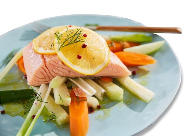 Präsentation einer Keramikplatte mit Fischfleisch und Salat