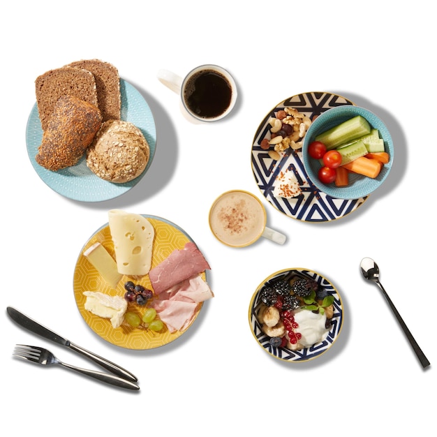 prato de cerâmica, copo de café, faca de garfo e prato de apresentação de alimentos