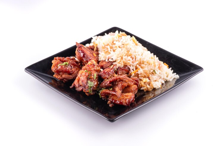 PSD prato de comida oriental chinesa com arroz e frango frito teriaky isolado em fundo branco vista superior