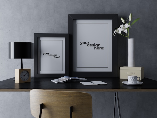 Premium double poster frame mock up modelos de design sentado retrato na mesa elegante no local de trabalho interior moderno