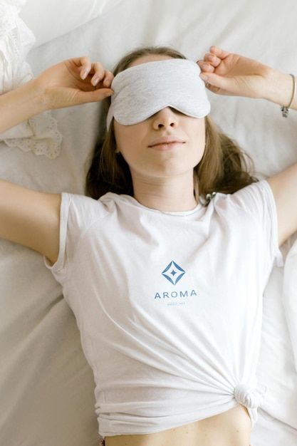 Premium-Logo-Mockup auf einer Damenbekleidung