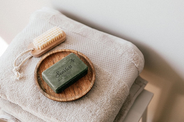 Premium-Logo-Mockup auf Seifenerzeugnisvorlage für Luxus-Branding