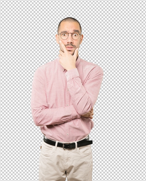 Preocupado joven posando aislado