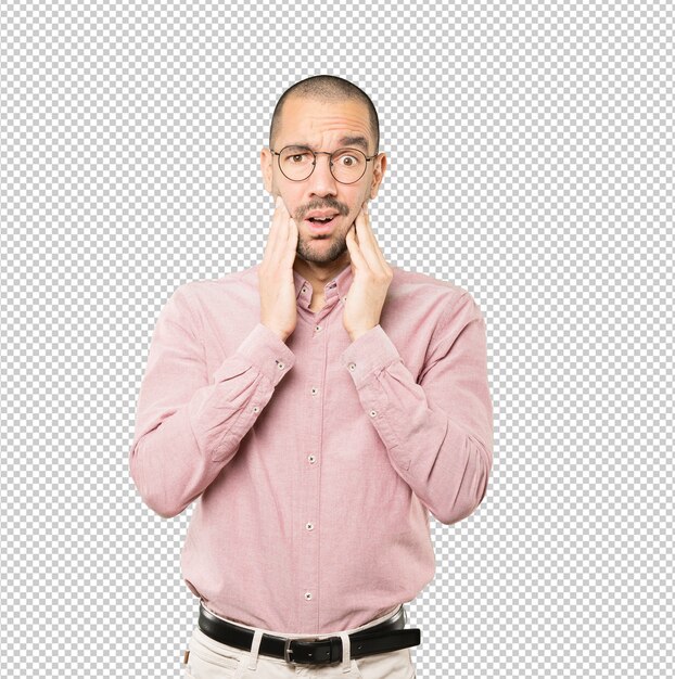 Preocupado joven posando aislado