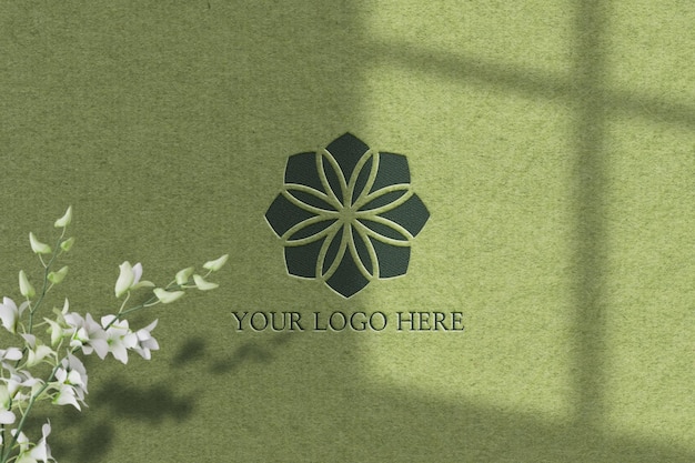 Presentación de maqueta de logotipo en textura de papel